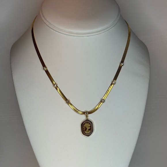 Elegant Gold Vintage Inspired Cameo Necklace - Picture 5 of 5